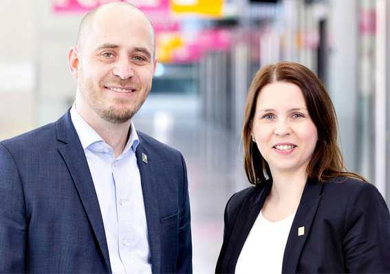 Melanie Brenner und Philipp Götz, beide Manager Messe- und Eventleitung der R+T, im Gespräch über die ­Weltleitmesse für Rollladen, Tore und Sonnenschutz im Februar 2027, ein dichtes Rahmenprogramm und die ­Themen, die die Branche gerade bewegen.