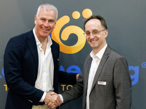 Dr. Peter Mrosik, Geschäftsführender Gesellschafter der profine Group, und Walter Back, Gesamtvertriebsleiter und Mitglied der Geschäftsleitung der Dr. Hahn GmbH & Co. KG, haben eine Kooperation bei der Unternehmen vereinbart