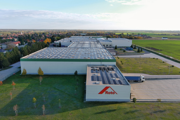 Lövő feiert 2026 sein 30-jähriges Bestehen. Heute steht der ungarische Standort innerhalb des internationalen Produktionsverbunds der Roto Frank Fenster- und Türtechnologie GmbH für hohe Fertigungskompetenz und effiziente Produktionsprozesse.