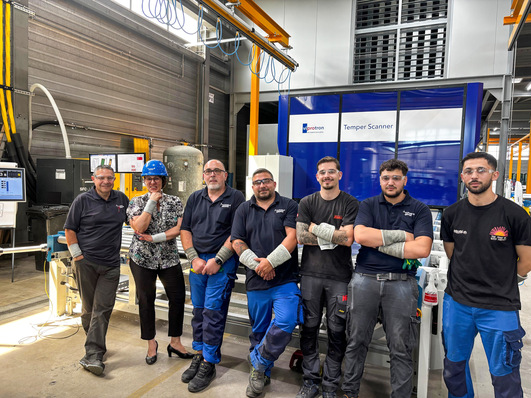 Das Team der Flachglas Schweiz mit dem neuen Viprotron Scanner
