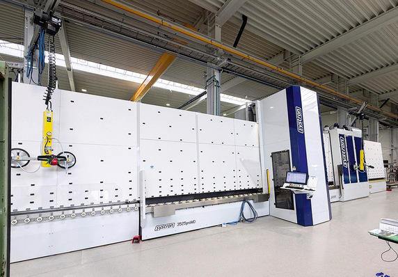 Auf der glasstec zeigt systron neben der proMD (hier im Bild) sein gesamtes Portfolio für die vertikale Glasbearbeitung