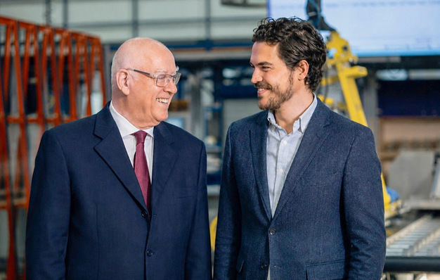 Reinhard und Simon Cordes (r.) stehen für zwei Generationen Frerichs Glas. Beide zeige﻿n Mut und Ausdauer, das Unternehmen immer wieder weiterzuentwickeln.