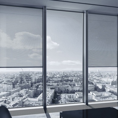 Bilder: Schüco International 

Die filigranen Lamellen bieten eine angenehm leicht strukturierte Durchsicht; in Verbindung mit einem eigens für das Technikmodul entwickelten Wickel­prinzip wird eine kompakte Bauweise erzielt