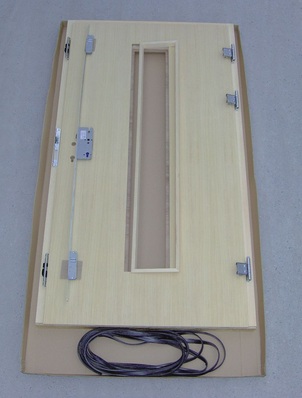 Mit dem Türen-Baukasten “All-inclusive“ erhalten Verar­beiter das anschlagfertig bearbeitete Türblatt inklusive der Lichtausschnitte, des Blendrahmens sowie der Beschläge