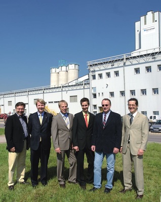 Das Interpane IT-Team mit Günter Befort, Albat+Wirsam (ganz links) und neben ihm Jörn Hesselbach, Interpane vor dem Werk in Seingbouse
