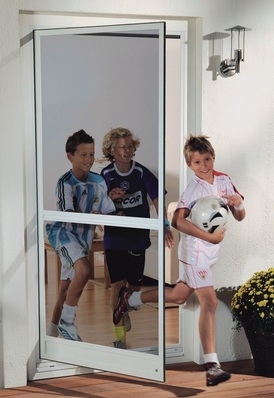 Die neue Neher-Pendeltür für den Insektenschutz erlaubt mit ihrem Öffnungswinkel von 120 Grad ein bequemes Öffnen und Durchkommen in beide Richtungen.