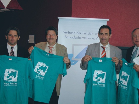 Harald Schmidt, Ulrich Tschorn, Bernhard Helbing und Peter Albers (v.l.) zeigen die ­Aktions-T-Schirts mit dem VFF-Slogan „Neue Fenster - Klimaschutz mit Durchblick“