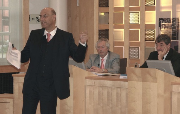 Im Rathhaus fand auch das Dialogforum zum CE-Kennzeichen statt. (im Bild v.l.: Moderator und Rechtanwalt Prof. Christian Niemöller, Klaus W. Hein und Werner Stiell — beide ift)