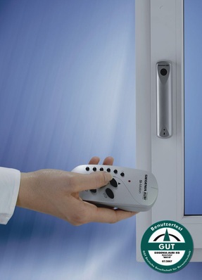 Mit dem Prädikat ‚gut’wurden drei Siegenia-Aubi-Beschläge, hier im Bild der fernbedienbare Motorhebel MH10, von der Deutschen Gesellschaft für Gerontotechnik ausgezeichnet.