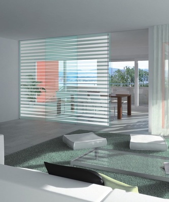 Ohne sichtbare Beschlagteile lassen sich mit dem Hawa-Schiebetürbeschlag Puro 100-150 rahmenlose Ganzglastüren bewegen.