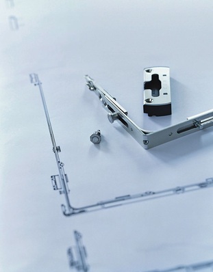 Der Fensterbeschlag activPilot von Winkhaus ist nicht nur systemzertifiziert: Sein Stulpflügelgetriebe bietet hohen Bedienkomfort und das Design setzt hochwertige Akzente für ansprechende Fenster. Darüber hinaus ist der activPilot für die Verwendung in Fenstern der Widerstandsklasse 2 nicht nur vorbereitet, sondern auch umfassend geprüft.