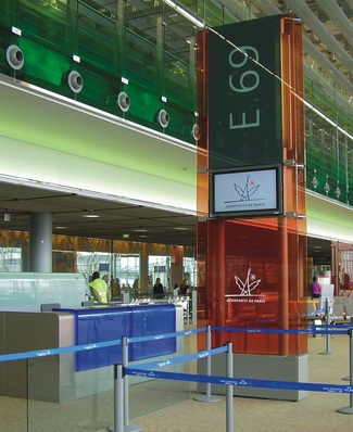 Im neuen Terminal des Pariser Charles-de-GaulleFlughafens kommen eine ganze Reihe von nicht alltäglichen VSG-Anwendungen zum Tragen. Deutsche, italienische und französische Glasveredler waren hierbei beteiligt. Eingesetzt wurden dabei auch farbige PVB-Folien von Trosifol.