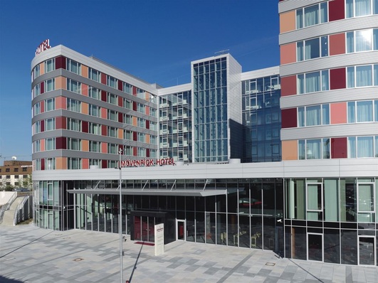 Farbflächen: Die Fassade des neuen Hotels ist markant gestaltet.
