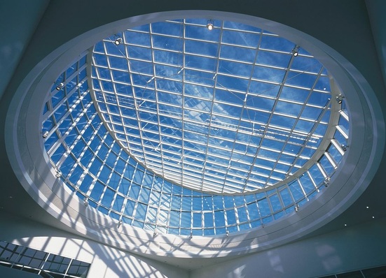 Multifunktionales SonneschutzglasDas neue SGG Sonnenschutzglas Cool-Lite SKN 165 II lässt sich vorspannen und auch bei Überkopfverglasungen einbauen, wo es für viel Helligkeit und angenehme Temperaturen sorgt.