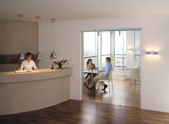 Für den Objekt- und gehobenen Privatbereich liegen Komfortbeschläge im Trend.Dorma stellt auf der fensterbau/frontale hierzu den neuen Schiebetürantrieb CS 80 Magneo vor.