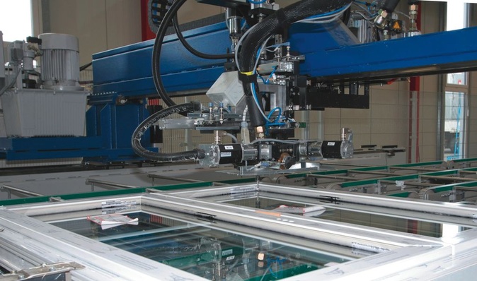 Integriertes GlasklebenEin Viertel der Tagesproduktion bei Ideal-Fensterbau erfolgt in der Klebetechnik.