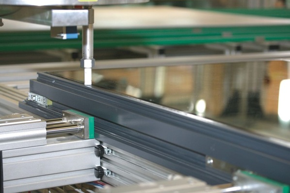 Glaskleben bei Hunkeler Der Einkomponentenklebstoff von Sika wird ­zwischen Glas und Rahmen eingespritzt