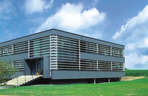 Der sommerliche Wärmeschutz wird zunehmend wichtiger:Die 30 Antriebe der Verschattung dieses Bürogebäudes werden zentral mit animeo IB+ von Somfy gesteuert.