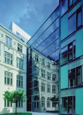 Unbedingt beachten – Hinweispflicht für Verarbeiter ESG ist ein seit Jahrzehnten bewährtes Glasprodukt für Fassaden. Neu ist jetzt die ­Hinweispflicht des ­Verarbeiters auf ein Restrisiko, wie in der DIN EN 14179-1 beschrieben