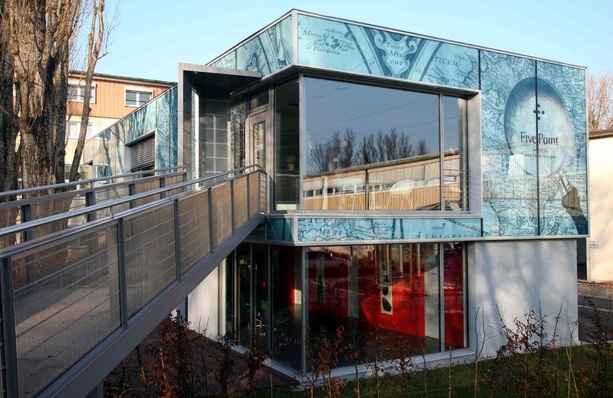 Landkarte auf GlasBei der Fassade wurde das ­digitale Druckverfahren Okacolor ­angewendet.