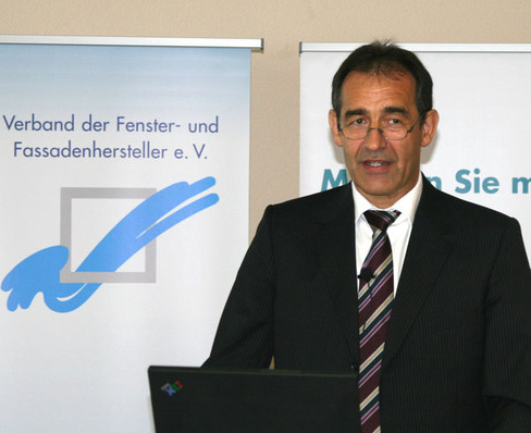 Bernhard Helbing, der wiedergewählte Präsident des Verbandes der Fenster und Fassadenhersteller e. V., auf dem Jahreskongress des Verbandes in Dresden.