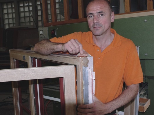 Holzfenster mit BesonderheitenGunter Ziegelmeier verweist auf außerordentliche Eigenschaften wie Schutz gegen Elektrosmog und Abhörsicherheit mit Einlagen in Rahmen, Flügel und Glas.