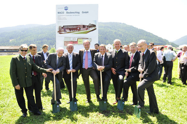 Im Bild v. l. n. r.: Peter Sodamin, Betriebsleiter Produktions GmbH Trieben, Robert Dick, Bereichsleiter Qualitätsmanagement, KR Dipl.-Ing. Ernst Mayer, Walter Wagner, Bereichsleiter Ressourcenwirtschaft, Jürgen Pratschke, Bereichsleiter Vertrieb, Karl Pfeiffer, Bereichsleiter Produktion, Harald Löker, Leitung Einkauf Betriebsstätte Salzburg, Wolfgang Eder, Bürgermeister Mauterndorf, Alfons Klappacher, Bereichsleiter Rechnungswesen.