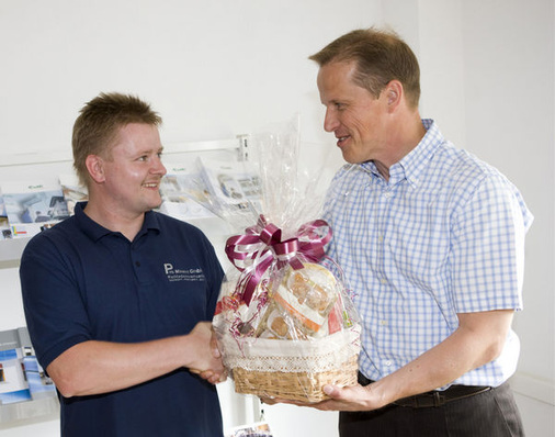 Der Geschäftsführer von EXTE Dan Friedl, gratuliert dem Pro Minent-Geschäftsführer Torsten Ebeling (links) zur Eröffnung des neuen Betriebs.