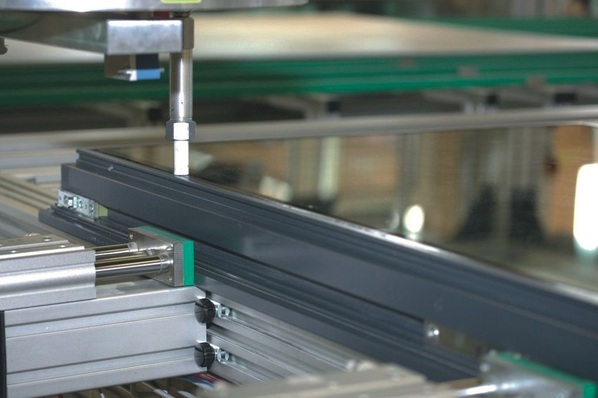 Glaskleben beim Schweizer Hersteller HunkelerDer Einkomponentenklebstoff von Sika wird ­zwischen Glas und Rahmen eingespritzt.