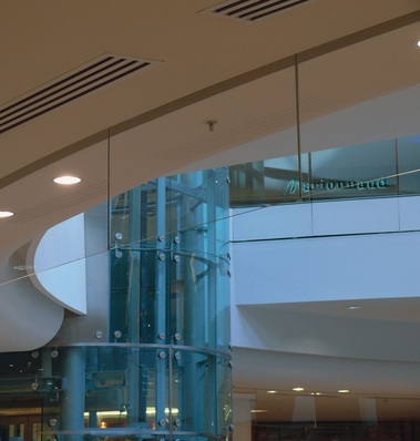 Neue Regeln für Rauchschürzen aus BrandschutzglasNach der DIN EN 12101-1, die kurz vor der bauaufsichtlichen Einführung steht, müssen Rauchschürzen 30 min ca. 840 °C standhalten.