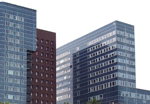 Hamburger Hochschulgebäude mit schadhafter ESG-FassadeIm vorgestellten Schadensfall traten neben konstruktiven Mängeln auch erhebliche optische Mängel zu Tage