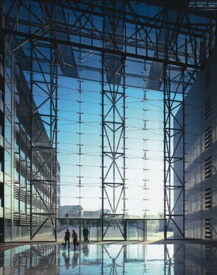 Neue Chancen durch belastbare ZwischenlagenDurch steifere Zwischenlagen lassen sich bei VSG die Scheibenformate vergrößern oder deren Stärken reduzieren, ohne an Sicherheit zu verlieren.