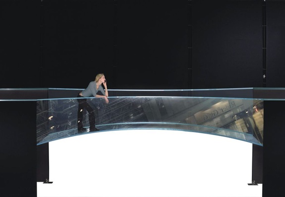 Messe-Highlight auf der Sonderschau „glass technology live“Eine spektakuläre, gebogene Brücke aus kaltgeformtem Glas wird sicher einer der Besuchermagente in ­Düsseldorf werden. Die Brücke der Firma Seele mit einer Spannweite von 7 m ist in Zusammenarbeit mit Prof. Stefan Behling und Dipl.- Ing. Andreas Fuchs und Dr. Ing. Stefan Peters entstanden.