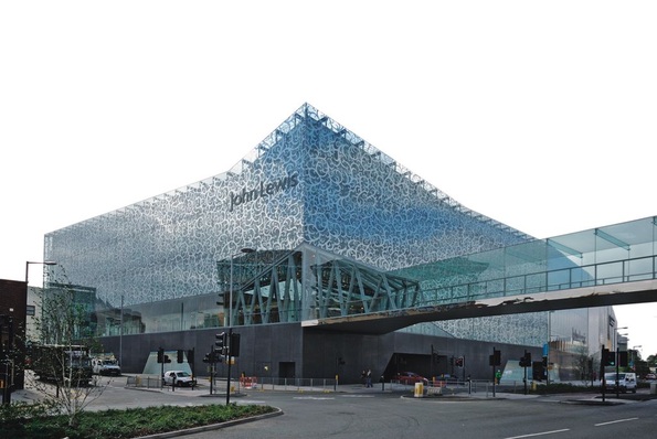 Das Fassadenglas ipachrome design von Interpane schmückt die futuristisch anmutende Fassade des neuen ­John Lewis Department Store im britischen Leicester.