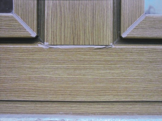 Bild 2: Folien­ver­schiebung an BlendrahmenUrsache ist hier die Wärmeaus­dehnung des ­Mittelpfostens