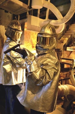 Kompetenz in der Glasherstellung und bei der ­BeschichtungGuardian fertigt und beschichtet hochwertige Basisgläser für Fassaden und für das Interieur von Gebäuden sowie für den Automobilsektor. Hier ein Blick in die Floatglasfertigung des Herstellers in Luxemburg.