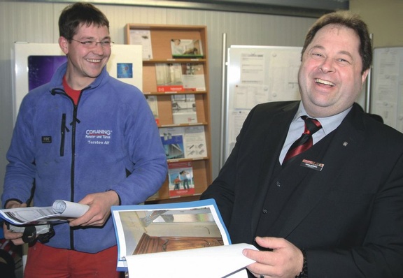 Partnerschaftlicher UmgangGünter Schmitz (r.) und Schreiner Torsten Alf, der gerade von einer ­Fenstermontage ­zurückkommt. „Hier arbeitet keiner gegen den anderen."