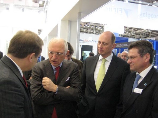 Günter Verheugen (2. von links), Vizepräsident der Europäischen Kommission, und Bundesbauminister Wolfgang Tiefensee (2. von rechts) beim Messerundgang am Montag auf der BAU 2009.