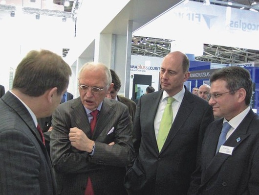 Günter Verheugen (2. von links), Vizepräsident der Europäischen Kommission, und Bundesbauminister Wolfgang Tiefensee (2. von rechts) beim Rundgang am ersten Messetag auf der BAU 2009 in München.