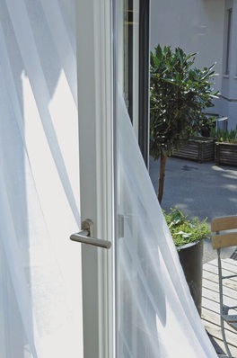 Mehrwert durch wohnraumspezifische Beschläge.Angepasste Produkte, wie etwa Sicherheitsbeschläge an der Terrassentür, bieten ein zusätzliches Markt­potenzial für den Verarbeiter (lesen Sie auch dazu Seite 46). Das gilt für den Neubau und für die Nachrüstung.