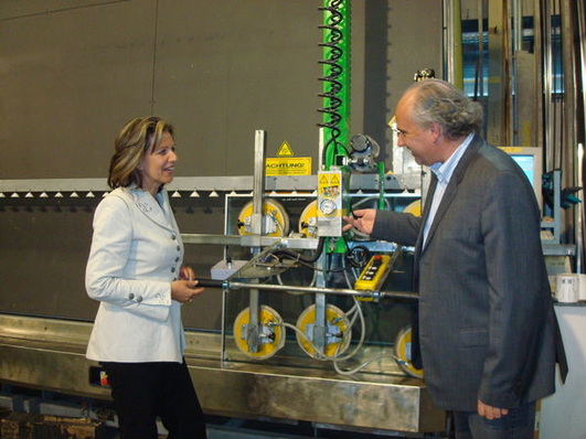 Die Österreichische Landesrätin Patrizia Zoller-Frischauf besuchte Steindl Glas, rechts Geschäftsführer Heinz Eisenbach.