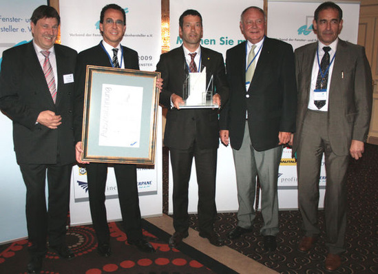 Bei der Preisverleihung (von links): Verbandsgeschäftsführer Ulrich Tschorn, Alexander Rossa (Marketingleiter von rekord), Stephan Golde (Geschäftsführer von rekord), den Vorsitzenden des Marketingausschusses des VFF, Peter Albers, und den VFF-Präsidenten Bernhard Helbing.