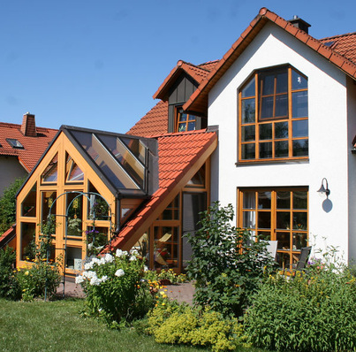 Nach dem Bau eines Wintergartens bemängelte der Kunde angebliche Knackgeräusche in der Konstruktion und wollte nur 50 Prozent des Kaufpreises zahlen. Der Handwerksbetrieb konnte vor Gericht den Streitwert einfordern. Die Gerichtskosten von rund 7.000 Euro könnte die Rechtsschutzversicherung übernehmen.