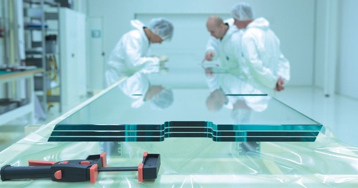 Ohne höchste Präzision geht es bei den Maxiformaten nicht Im Reinraum in Gersthofen werden die schubfesten, bis zu 12 m langen VSG-Scheiben mit äußerster Sorgfalt für den Verbund ­vorbereitet, denn nur so lässt sich die erforderliche Qualität sicherstellen.