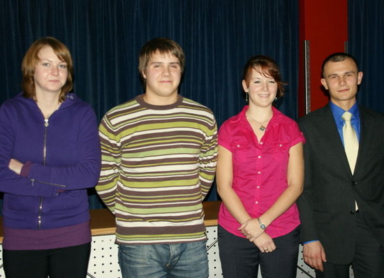 Stolz präsentieren sich die vier Landessieger der Fotografin, v.l.: Melissa Murphey, Martin Hies, Jasmin Fritz und Alexander Buschuew.