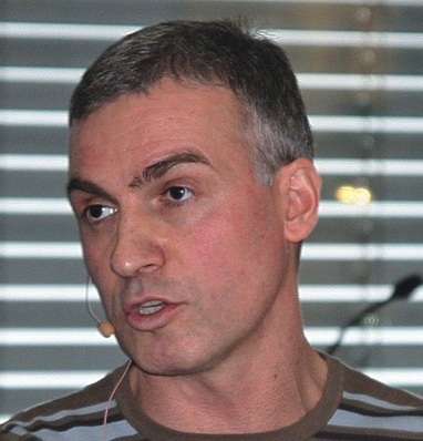 Frank Döpfnerleitet mit seinem Bruder Mario seit 2000 in der vierten ­Generation einen Fensterbaubetrieb. Der Betriebswirt setzt auf einen sukzessiven Expansionskurs mit einer klaren ­ökologischen Positionierung. Die komplette Neuausrichtung der Fenster­systeme und der „Ausstieg aus dem Tropenholz“ stehen im ­Zeichen dieser Philosophie. Döpfner war Gastredner bei dem Branchentreff Fenster, den Weinig im Oktober veranstaltete.