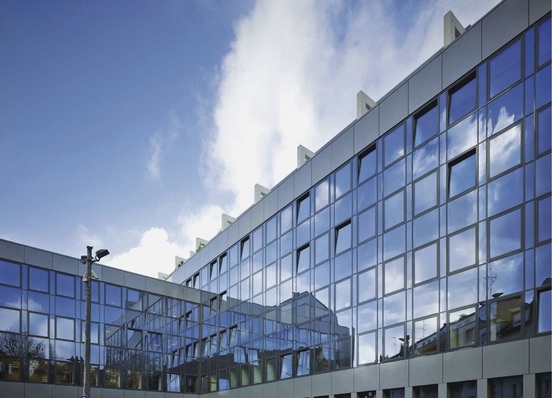 Welche Verglasung passt am besten?Eine Bürover­glasung, die nach ­Süden ausgerichtet ist, „verträgt“ ­einen geringeren g-Wert als ein Glas, das nach Norden ausgerichtet ist. Deshalb brauchen die jeweiligen ­Fassaden verschiedene Gläser.