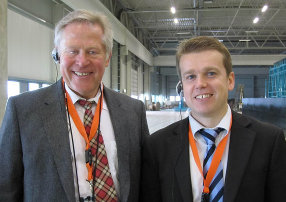Herbert Köhler (l.), Geschäftsführer von F | Glass und Ruud Geerlings, Geschäftsführer der neuen Vertriebsgesellschaft F | Solar, beim Presserundgang im neuen Floatwerk in Osterweddingen.