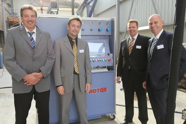 Klebeexperten auf einer Veranstaltung von Sika: v. l.: Peter Zimmer und die Experten von Sika: Frank Holzäpfel, Stefan Spehr und der Leiter des Fassadenbereiches, Jörg Szybalski.