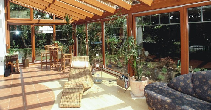 Ein beliebter Wintergartenwerkstoff ist HolzHolzoberflächen werden von vielen Menschen wegen ihrer „warmen“ Wirkung bevorzugt.